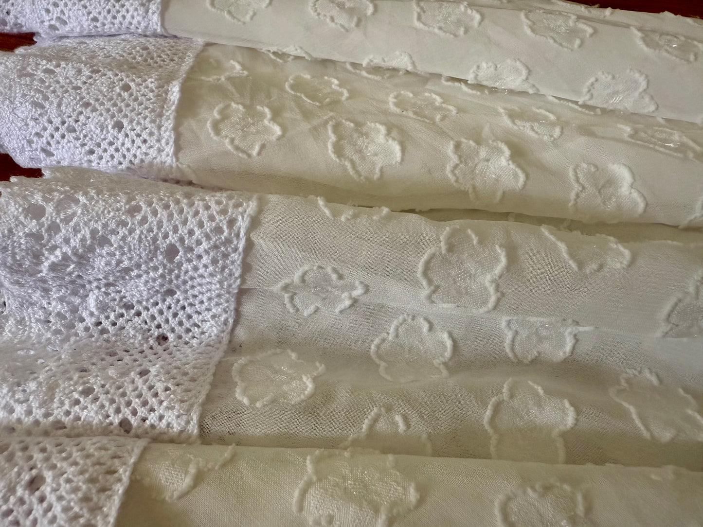 Round tablecloth - small flowers on white background