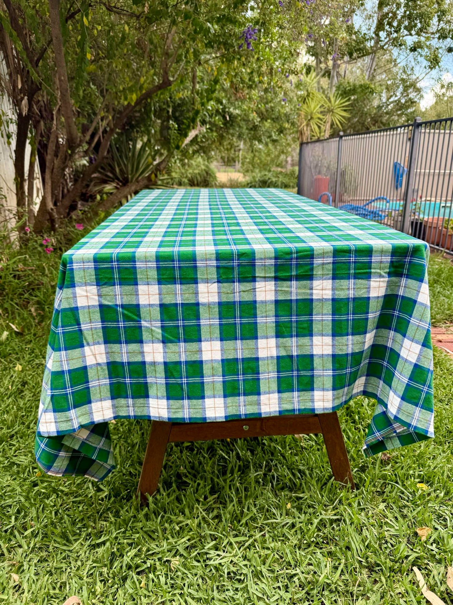 Tartan tablecloth green & white